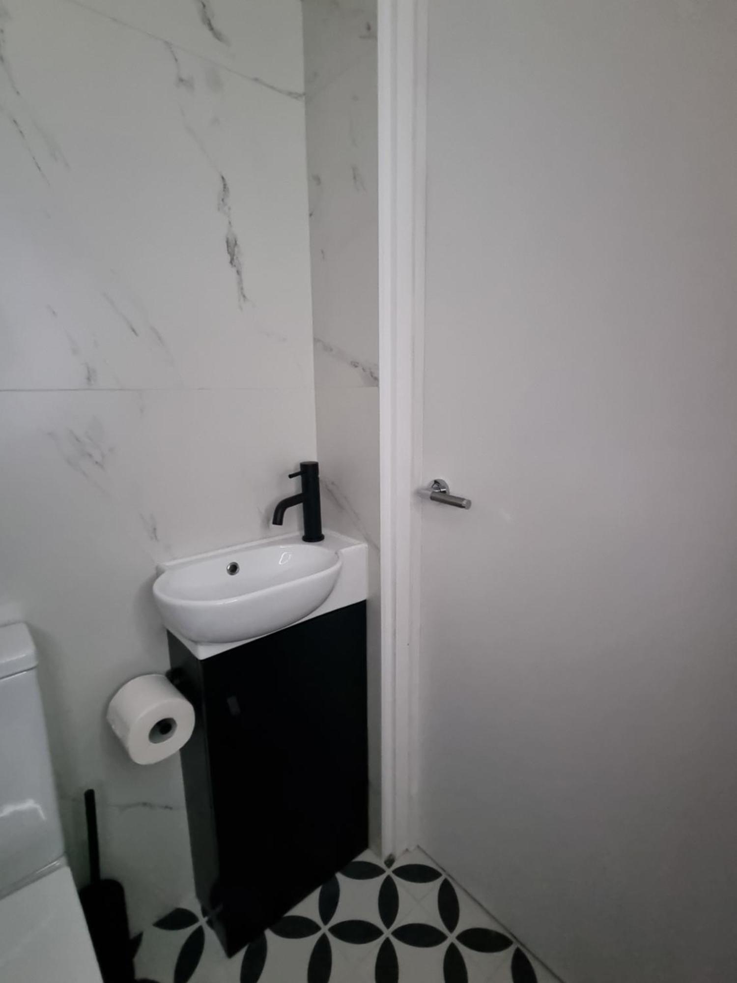 Deluxe One-Bedroom Apartment